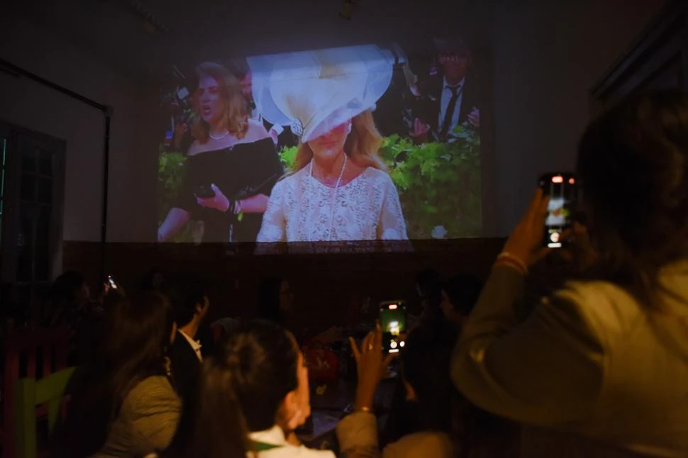 CITA CON LA MODA MÁS DESTACADA. Tucumanos se reunieron para seguir en conjunto la transmisión en vivo de la alfombra roja de la Met Gala. 