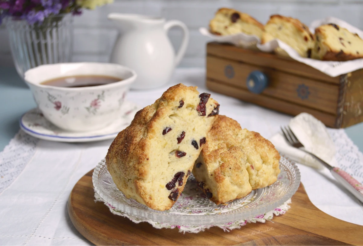 Scones de arándanos, un postre ideal de las tardes de mates. 
