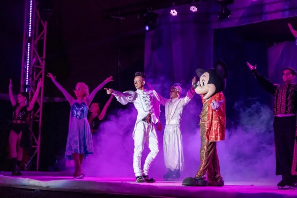 La carpa alberga la magia del circo y encantadores personajes sobre patines