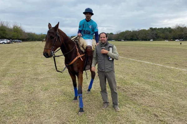 Entre monturas y sonrisas: los hermanos unen lazos en el torneo ecuestre de Tapia