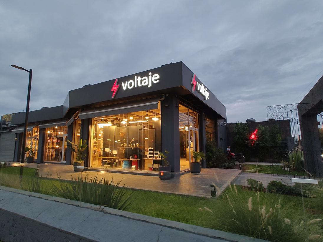 En Voltaje materiales eléctricos e iluminación están enchufados con tus proyectos