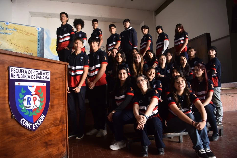 Con un listón naranja, estudiantes de Concepción buscan que se hable de salud mental