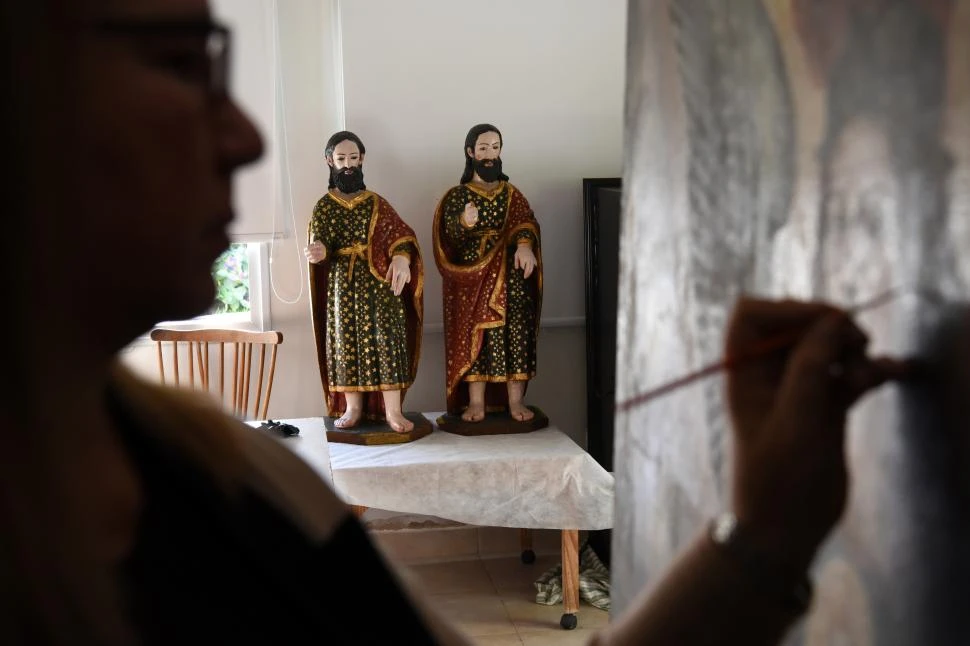 LA INTIMIDAD DEL TALLER. En primer plano, la restauradora trabaja sobre el óleo de Félix Revol. Detrás, San Simón y San Judas Tadeo están prácticamente listos para volver a ser exhibidos. Irán al Museo de Arte Sacro. la gaceta / fotos de diego araoz