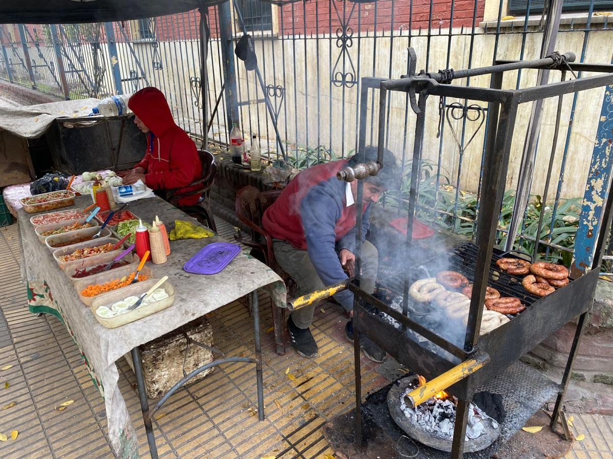 HUMO DE LAS PARRILLAS. Los choripaneros fueron los primeros en llegar.