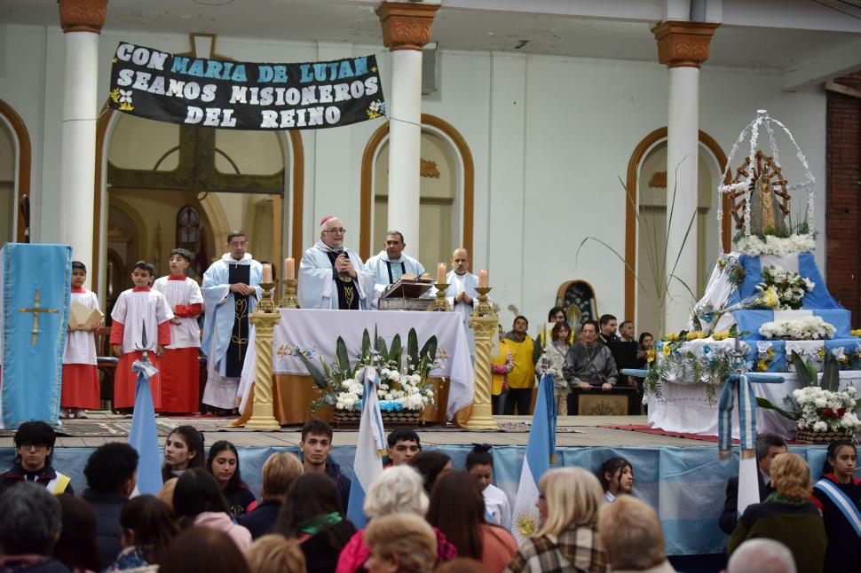 EL MOMENTO DE LA MISA. Tras la procesión por las calles de Villa Luján se ofició la ceremonia. El altar se montó en la puerta del templo. LA GACETA / FOTOS DE INÉS QUINTEROS ORIO