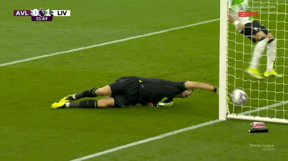 NO LLEGÓ. Dibu Martínez quiso atrapar la pelota, pero no evitó el gol en propia puerta. Captura de video. 