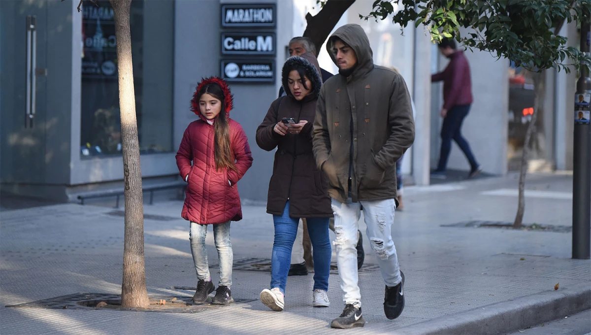 ARROPADOS. Los tucumanos tendrán que acudir a los abrigos durante el resto de la semana.