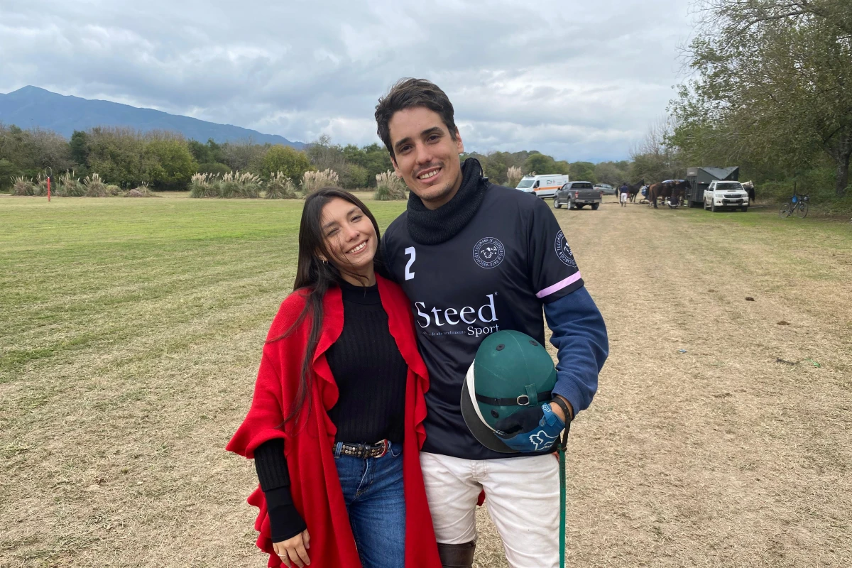 ENAMORADOS. Luego del triunfo de su equipo, Ignacio Murga celebró junto a su novia María Belén Ruiz. 