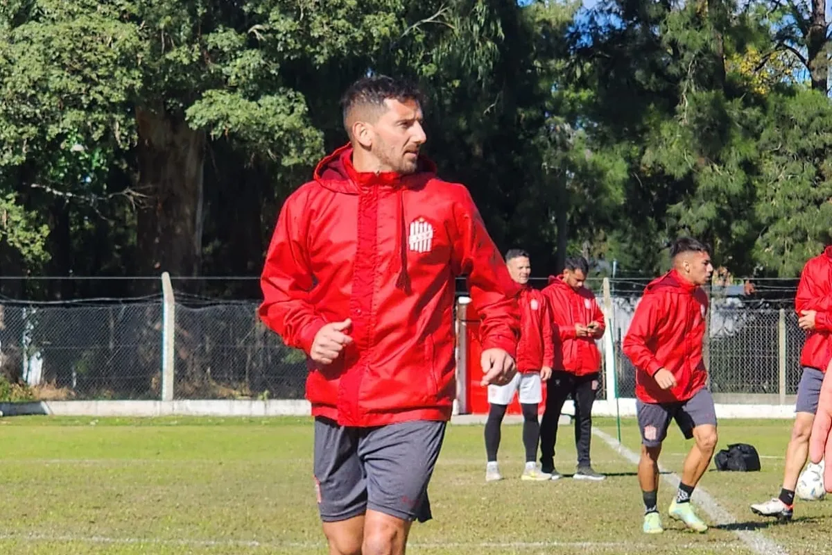 PUESTA A PUNTO. Juan Cuevas se prepara para el partido del miércoles contra Almirante Brown, por Copa Argentina. Foto Casm.