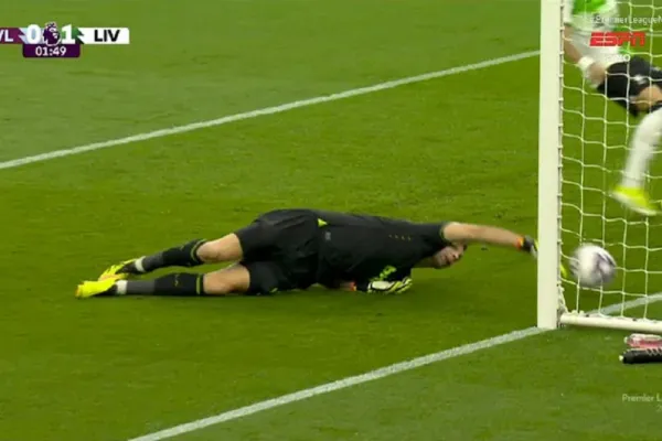 Video: Insólito error de Dibu Martínez, en el empate de Aston Villa contra Liverpool 3 a 3