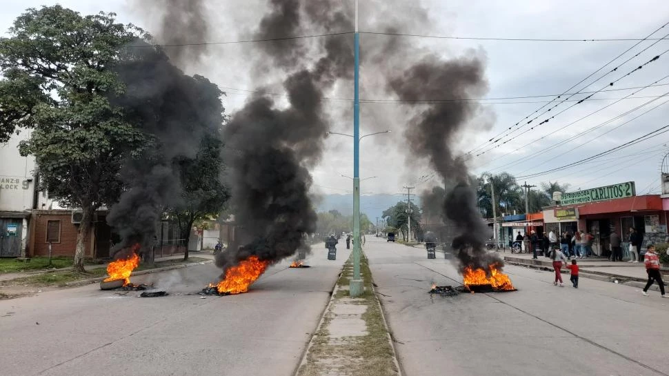 RECLAMO. Familiares y vecinos de Juan Pablo Ovejero prendieron fuego neumáticos en avenida Independencia al 3.200 para exigir justicia. La Gaceta / Foto de Micaela Pinna Otero