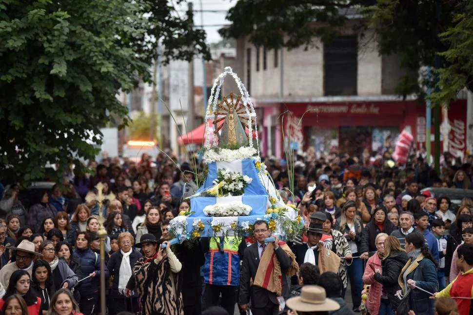 La Virgen de Luján salió a bendecir a sus fieles en Tucumán