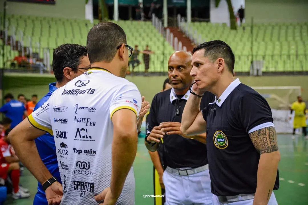 EN ACCIÓN. Véliz (derecha) durante el sorteo con los capitanes.