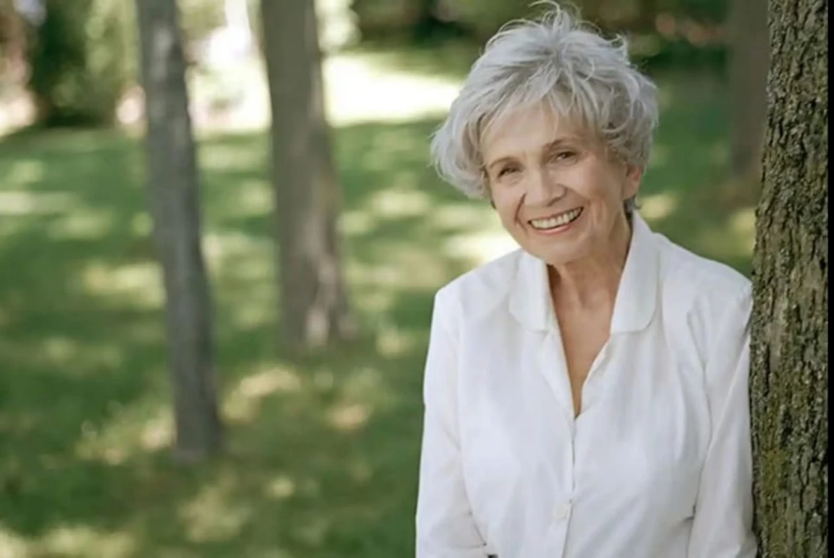 Murió Alice Munro, la escritora canadiense maestra del relato y ganadora del Nobel