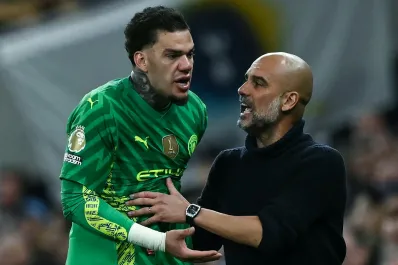 Tras un rodillazo de “Cuti” Romero, el arquero de Manchester City fue reemplazado y manifestó su enojo con Guardiola