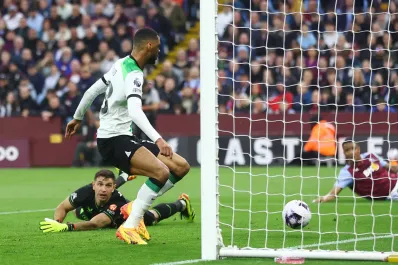 Una pálida para “Dibu” Martínez: alcanzó un récord negativo en la Premier League y su reacción en redes