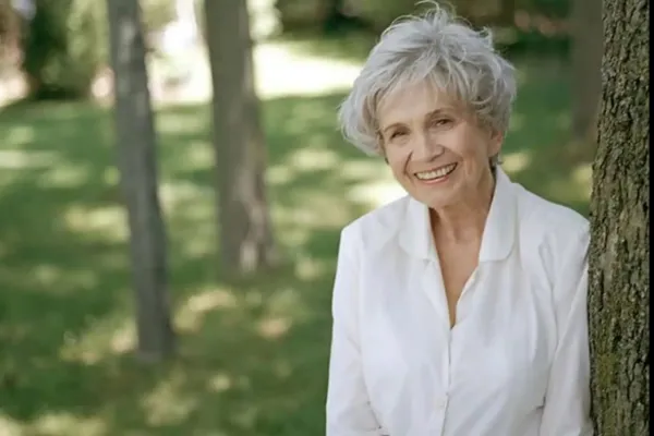 Murió Alice Munro, la escritora canadiense maestra del relato y ganadora del Nobel