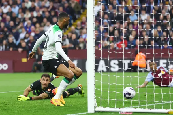 Una pálida para “Dibu” Martínez: alcanzó un récord negativo en la Premier League y su reacción en redes