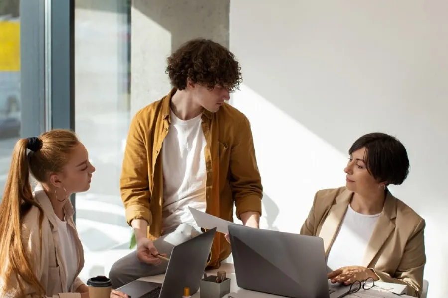 MENOS HORAS. El informe de la compañía WeWork explica que un mayor tiempo de descanso para los empleados puede incrementar el bienestar y la productividad durante la jornada de trabajo.