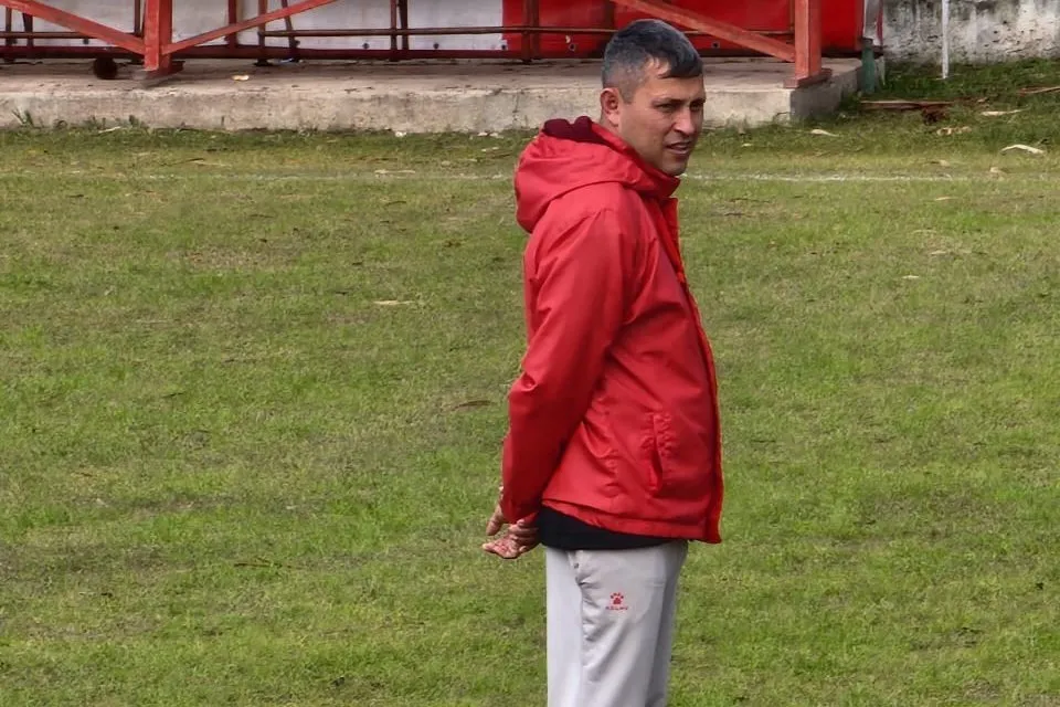 ENFOCADO EN EL PARTIDO. Flores prefirió esperar otro momento para poder responderle a Zafarana.