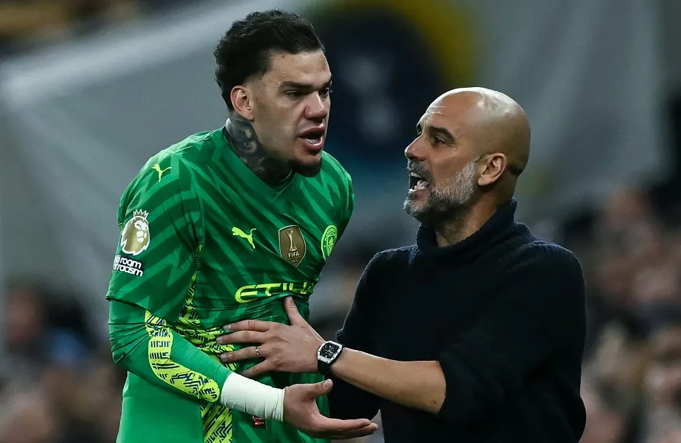 BRONCA. Ederson salió enojado de la cancha y cruzó palabras con Pep Guardiola.