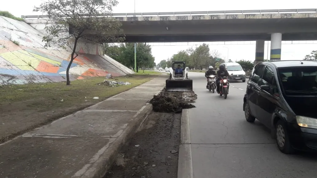 TAREAS A REALIZAR. Se ejecutará el acondicionamiento del prótico y taludes de la autopista Juan Domingo Perón, en el camino que conduce al aeropuerto. LA GACETA / FOTO DE ANALÍA JARAMILLO.