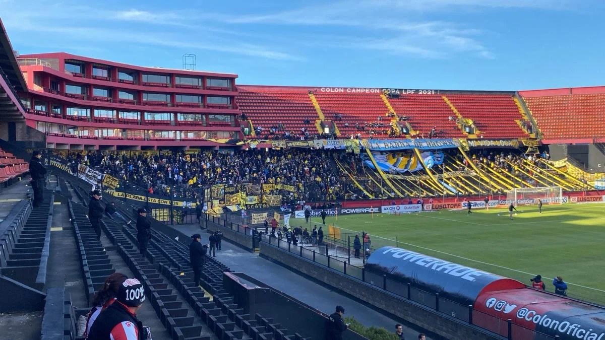 La hinchada de Almirante Brown