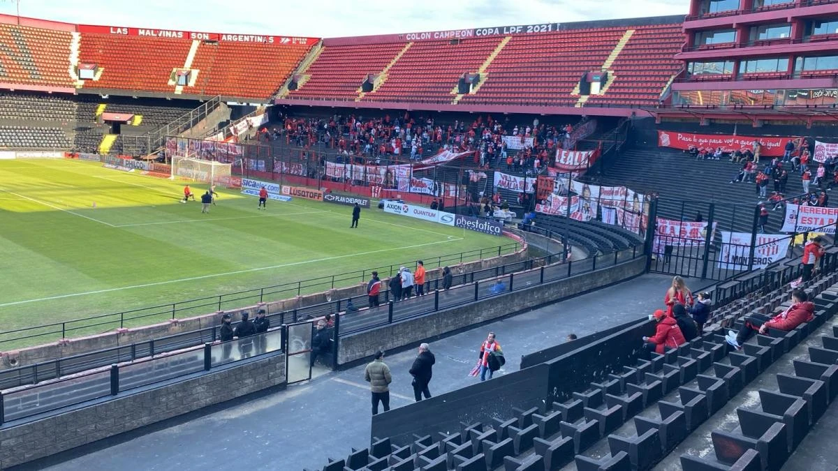 La hinchada de San Martín en cancha de Colón