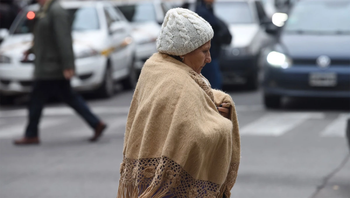 HASTA EL PONCHO. La ropa de abrigo será fundamental para atravesar la jornada en Tucumán.