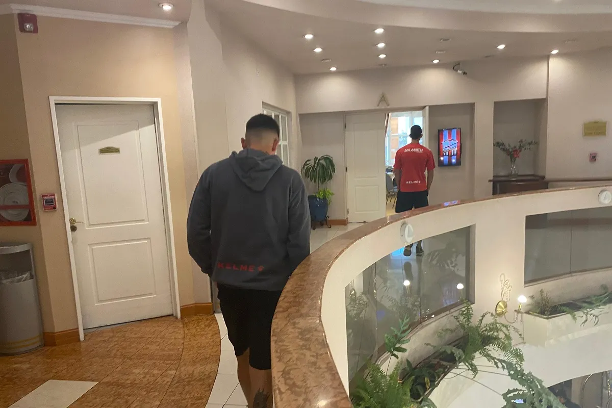 CAMINO A DESAYUNAR. Tiago Peñalba y Nicolás Moreno se dirigen al centro de convenciones en la previa al duelo contra Almirante Brown. Foto de Gonzalo Cabrera Terrazas.