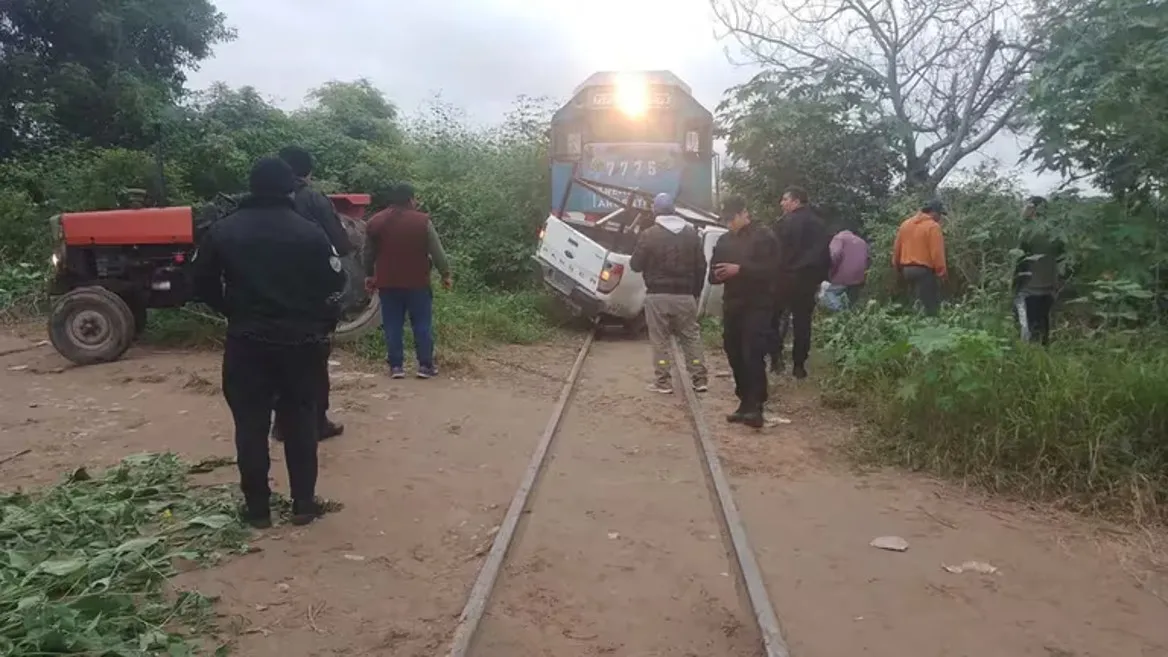 Un tren del Belgrano Cargas arrolló una camioneta en Jujuy y hay tres heridos