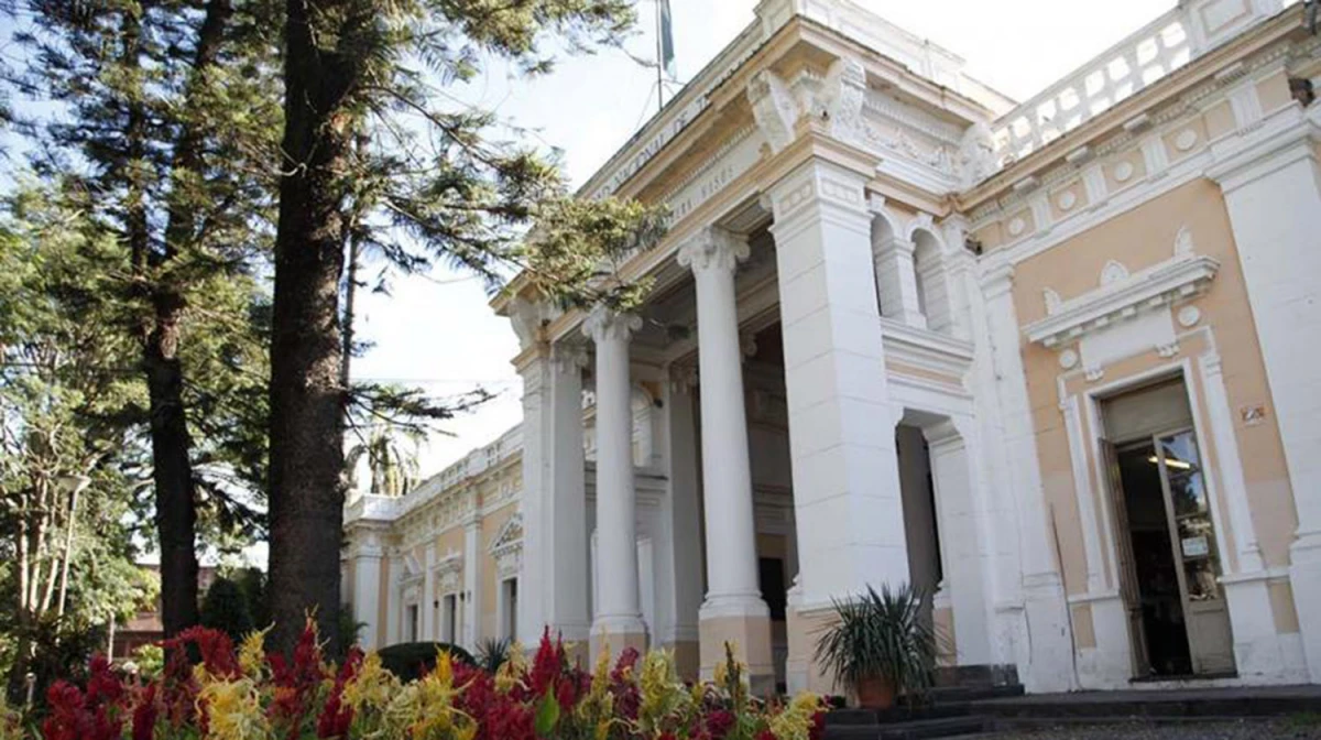 El edificio del Rectorado de la UNT.