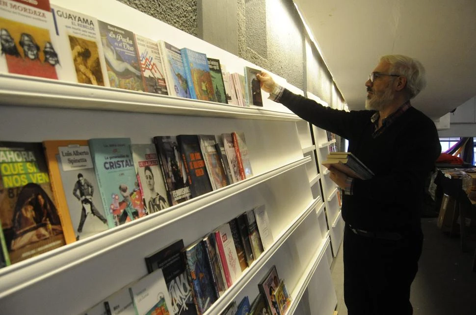 EN PREPARACIÓN. Ayer a la tarde ubicaron los libros en los stands de la Feria, que será abierta hoy a las 12. 