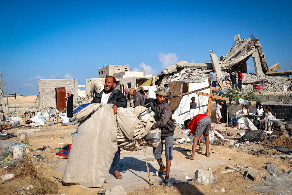 ÉXODO. Cientos de miles de palestinos han huido de Rafah, tras el anuncio israelí de que ingresará a la ciudad. 