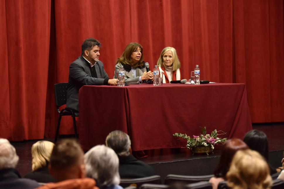 EL PANEL EN LA INAUGURACIÓN. Salazar, Montaldo y Massara.