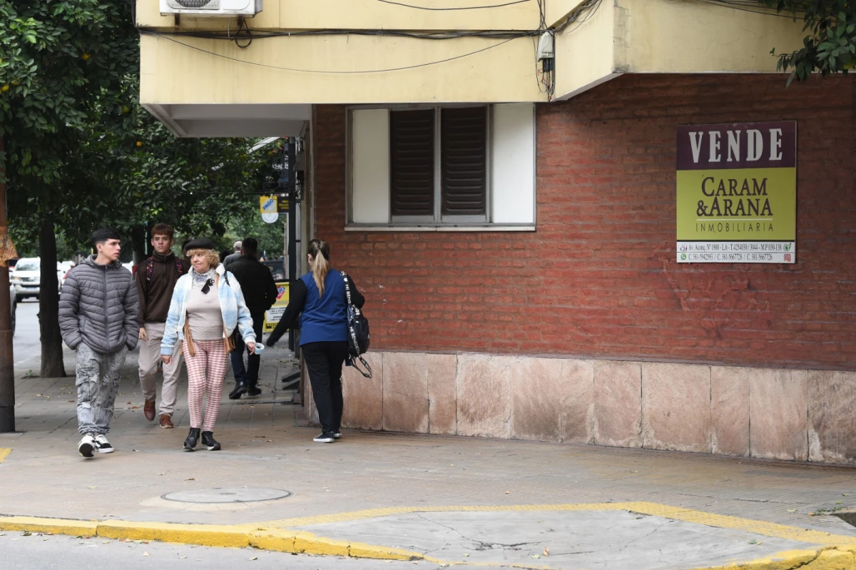 Jóvenes caminando por la esquina de Marcos paz y Monteagudo. / Foto: José Nuno (La Gaceta)