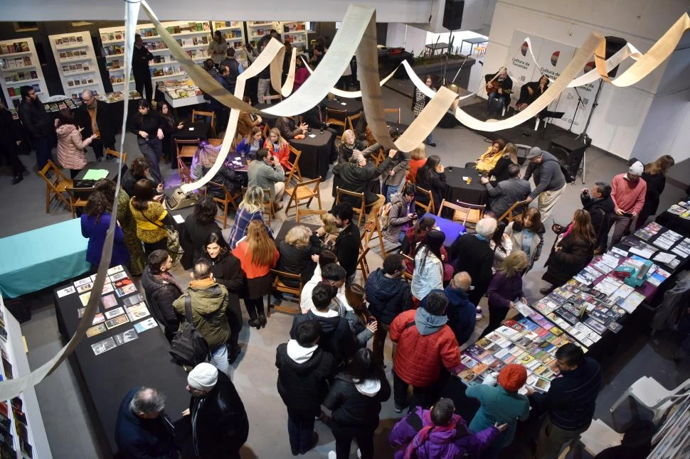 EN LA SALA LOLA MORA. Una página, interminable, brota desde una antigua máquina de escribir y serpentea sobre la Feria Regional del Libro.  la gaceta / fotos de inés quinteros orio