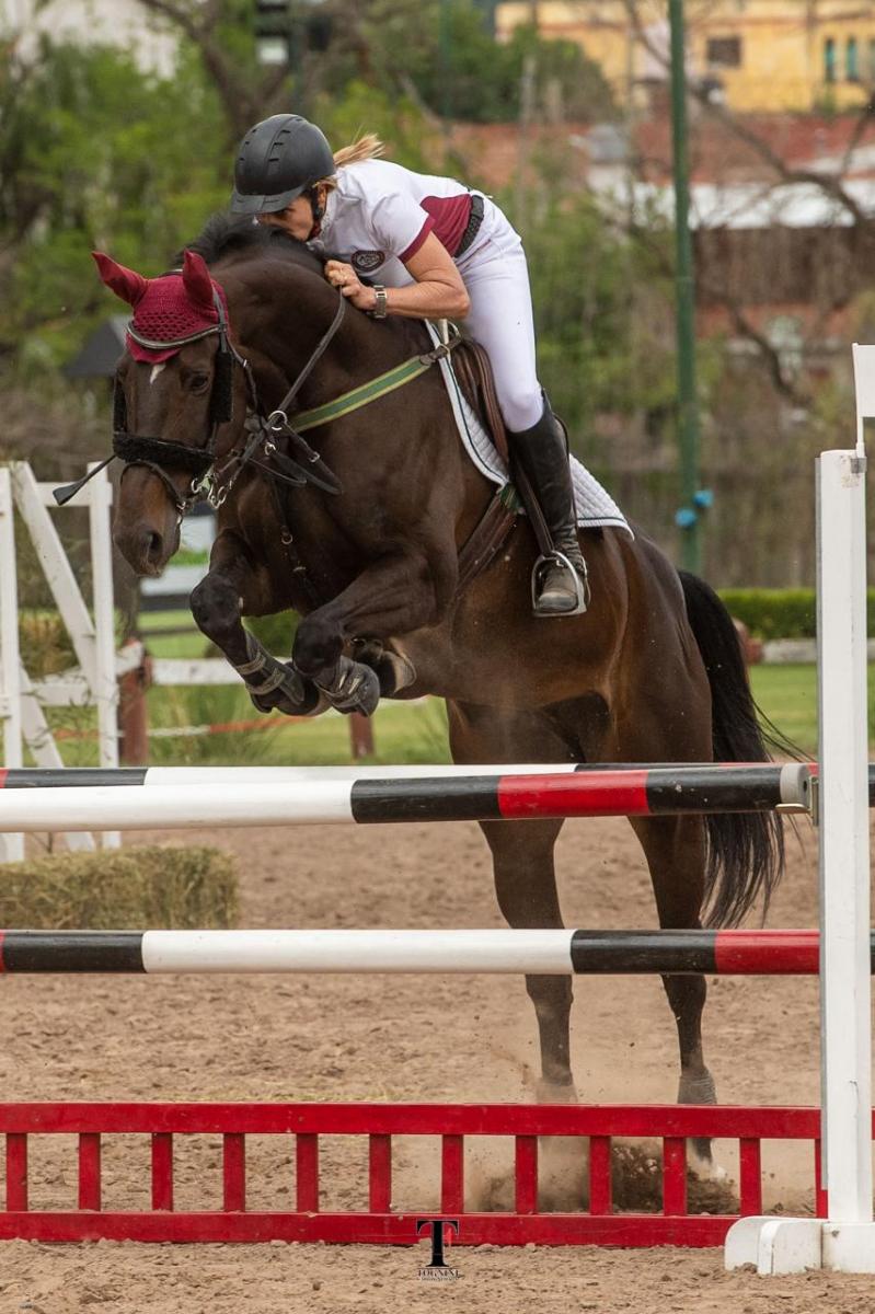 CASI. Jacqueline Pujol fue subcampeona de Ameteur con vallas de 1,20 metros.