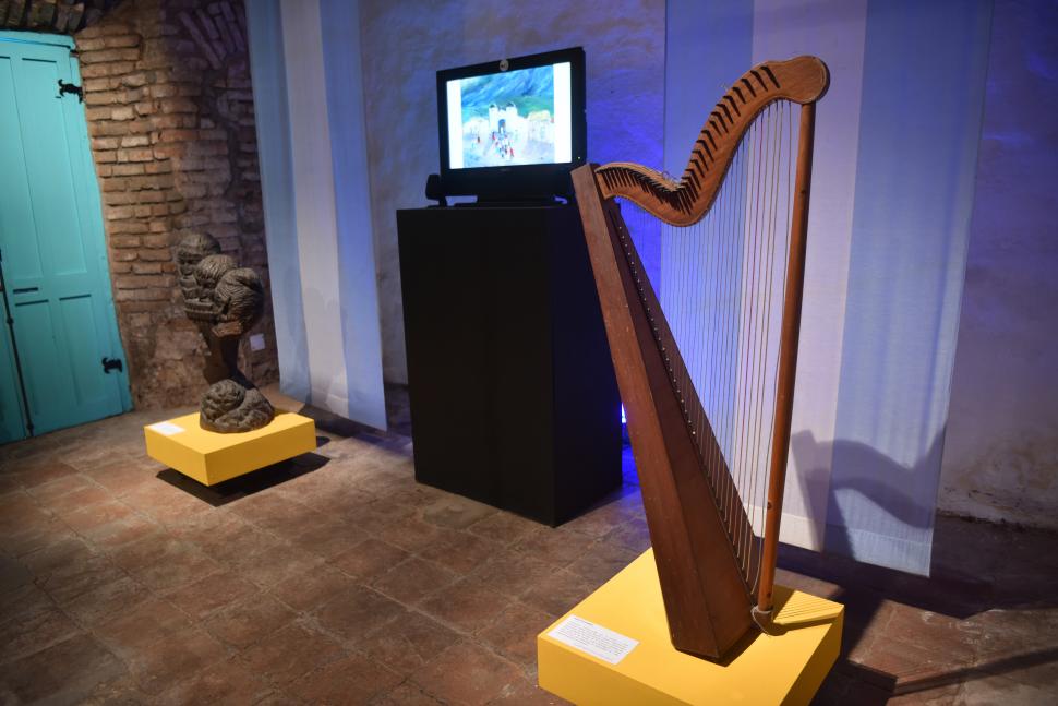 DEDICADA A LA MÚSICA. El arpa de Walter Morato se luce en la sala.