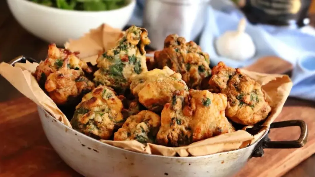 Buñuelos de verdura y avena para disfrutar de una comida sana y deliciosa. 