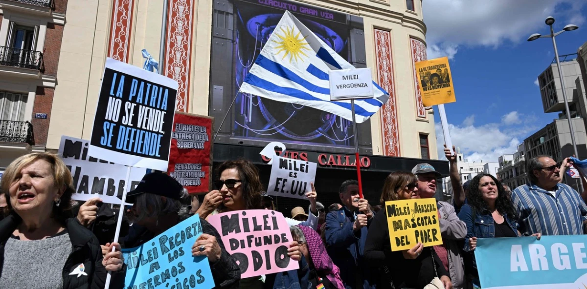 Manifestantes repudiaron la presencia de Javier Milei en España. EFE