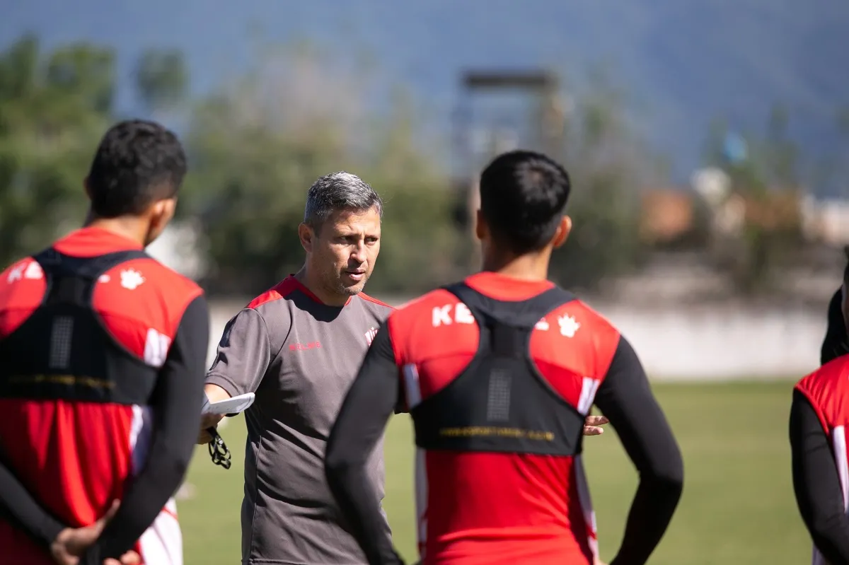 ENFOCADOS. Luego de la práctica en la cancha principal del complejo, los jugadores charlan junto a Diego Flores. Foto de Prensa Casm.