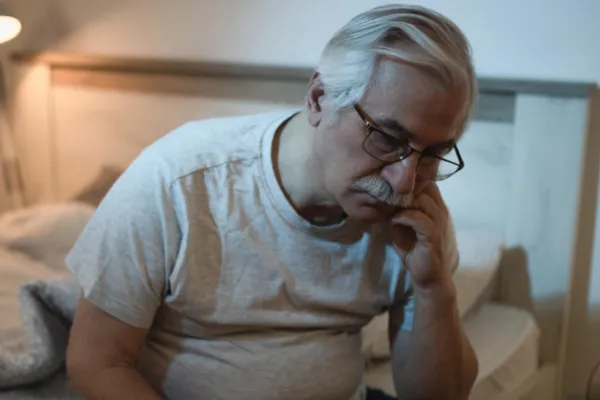 Hombres que se levantan de noche al baño: cuándo es señal de alerta médica