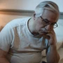 Hombres que se levantan de noche para orinar: cuándo acudir urgente al médico