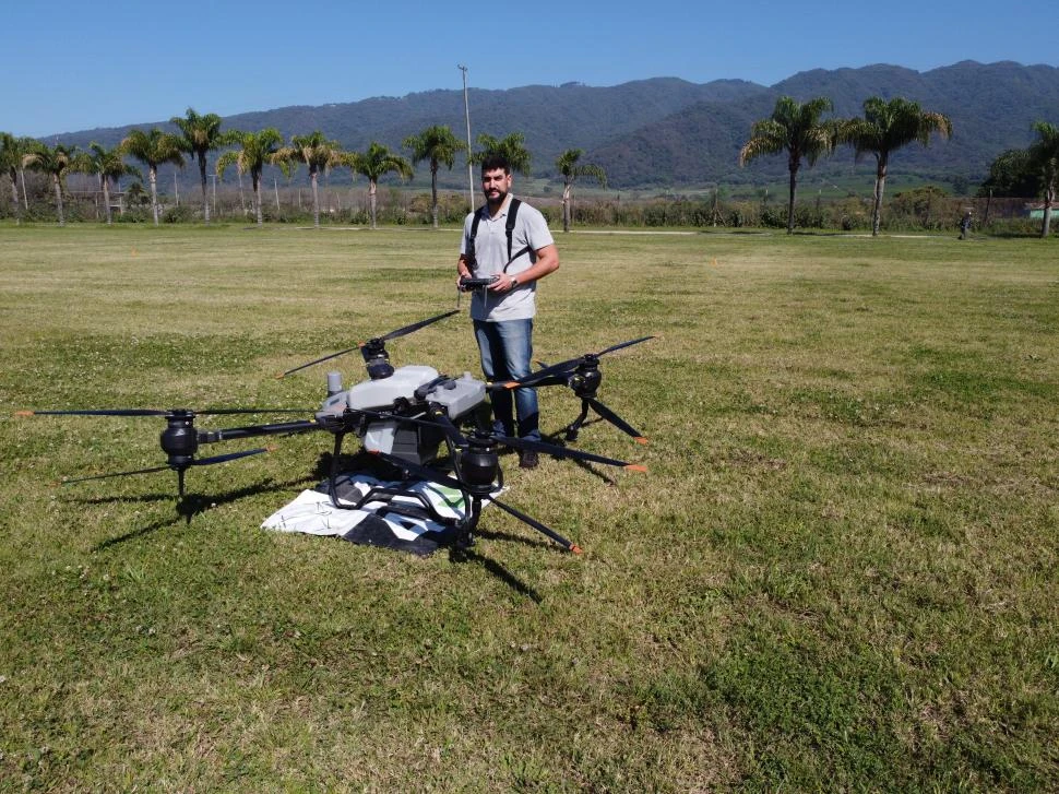 HOY. El uso de los drones ahorra un 90% de agua, disminuye la huella de carbono y protege a la población.