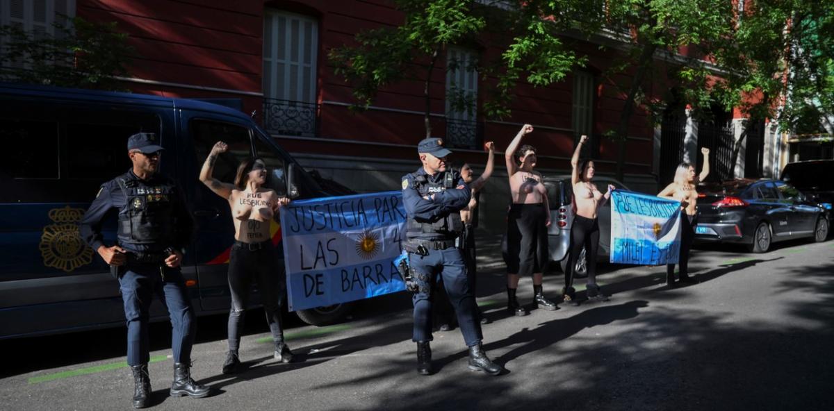 Manifestantes repudiaron la presencia de Javier Milei en España. EFE