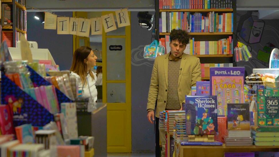 EN TERRITORIO AMIGABLE. El entrevistado disfruta pasar su tiempo entre libros que lo “lleven de las narices”.