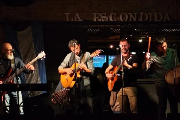 Una atractiva cartelera en Tocando al Frente