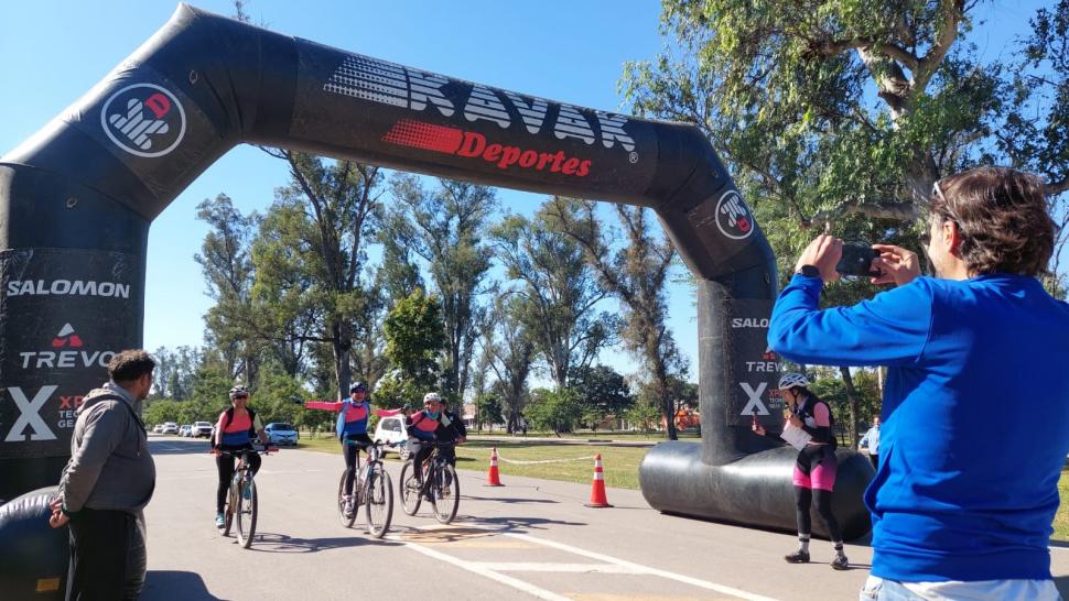 LLEGADA. Con manos arriba las bikers festejaban el objetivo alcanzado.