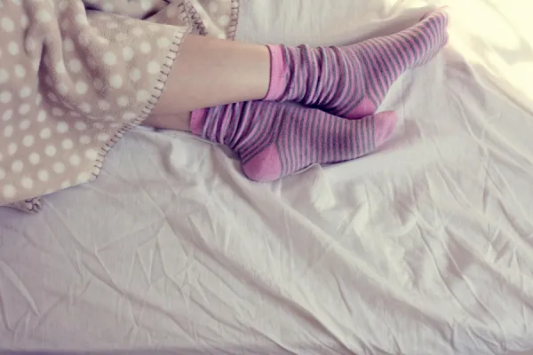 ¿Dormís con medias? Esto dice la ciencia sobre tu forma de ser